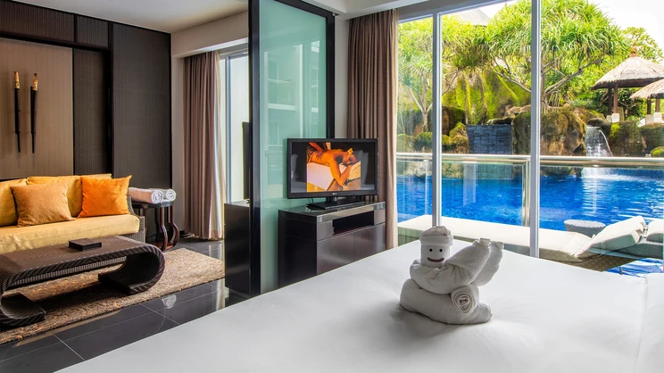 Deluxe Pool Access Suite